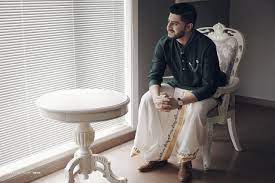 Regal-Seated-Groom-Pose-Ideas 